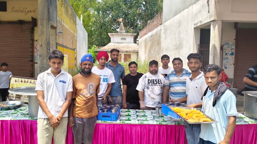 संतोषगढ़ के परशुराम चौक पर युवाओं द्वारा लगाई गई मीठे जल की छबील